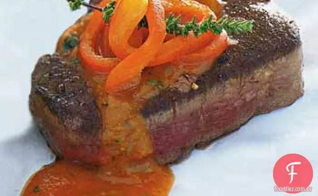 Filé Mignon grelhado com pimentão vermelho, tomate e molho de manjericão