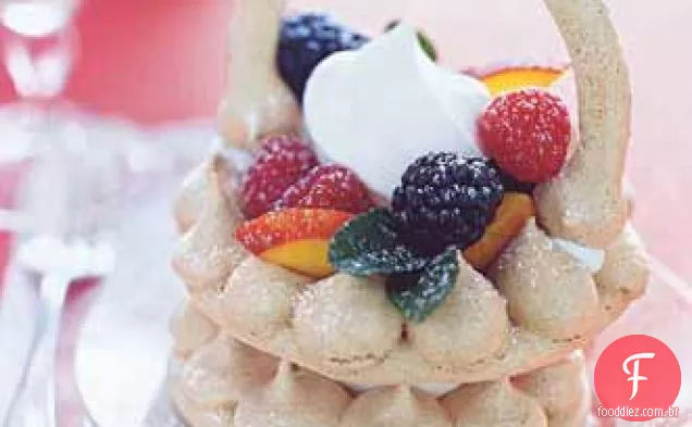 Cestas de merengue de cacau com nectarinas, bagas e creme
