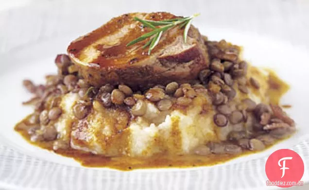 Carne de porco temperada com purê de raiz de aipo e lentilhas