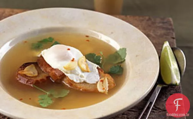 Sopa de alho com ovos escalfados