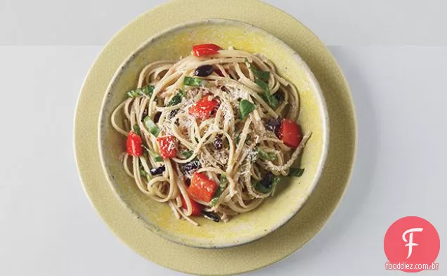 Linguine com pimentão vermelho e azeitonas Kalamata