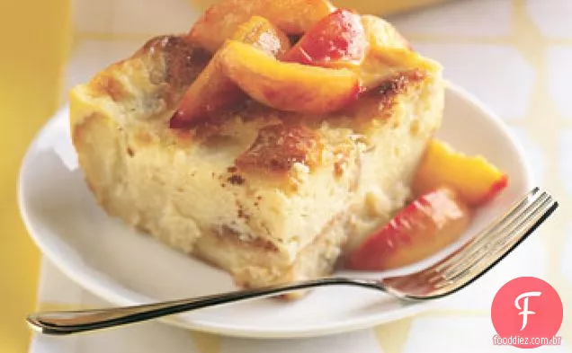 Pudim de pão com especiarias de limão com pêssegos salteados