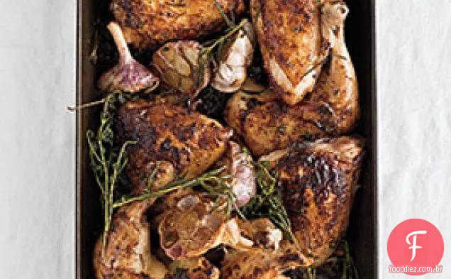 Frango assado com gotejamentos de ervas e alho