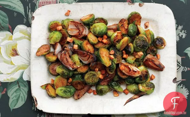 Couve de Bruxelas com chalotas e carne de porco salgada
