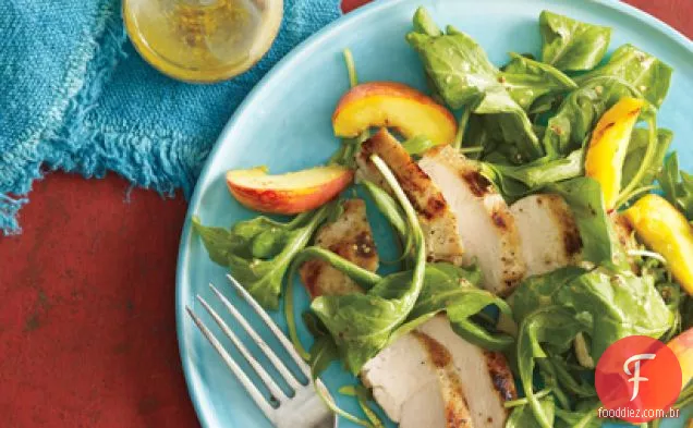 Frango grelhado e salada de pêssego