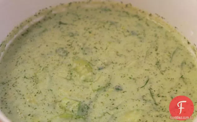 Sopa de pepino e endro com cebolinha
