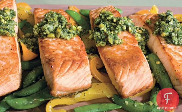 Salmão com ervilhas, pimentão amarelo e endro-pistache Pistou