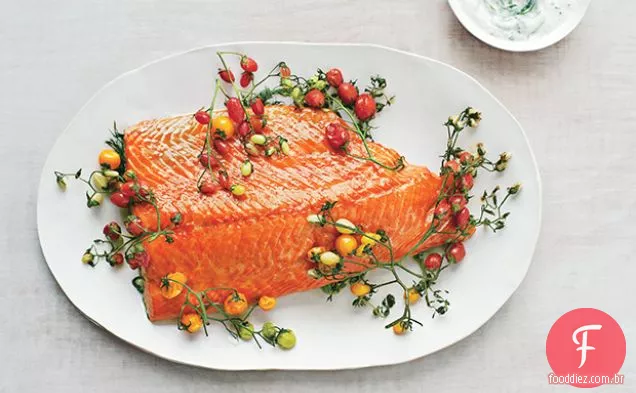 Salmão assado lento com tomate cereja e cuscuz