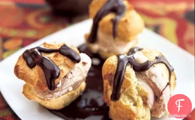 Profiteroles gelato de avelã com molho Kahlua quente