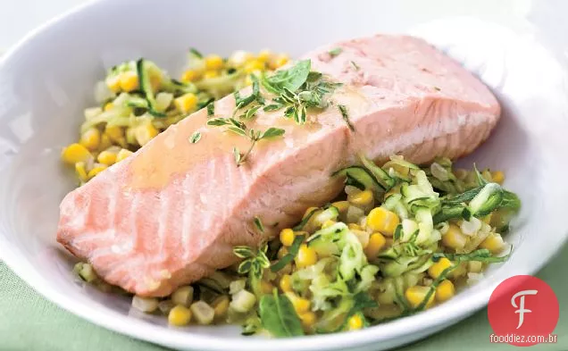 Salmão escalfado com milho e vinho branco-molho de manteiga