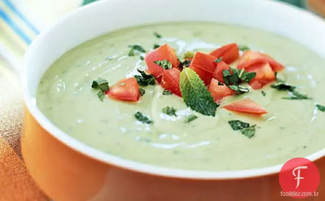 Sopa refrigerada de abacate e hortelã