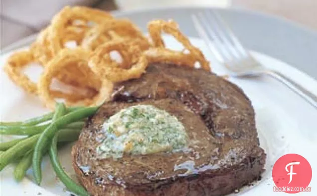 Bifes de costela com manteiga de Gorgonzola e anéis de cebola doces crocantes