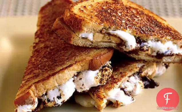 Sanduíches de Chocolate, Banana e Marshmallow caramelizados