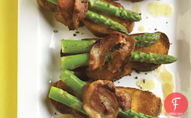 Torrada quente de aspargos com Pancetta e vinagrete
