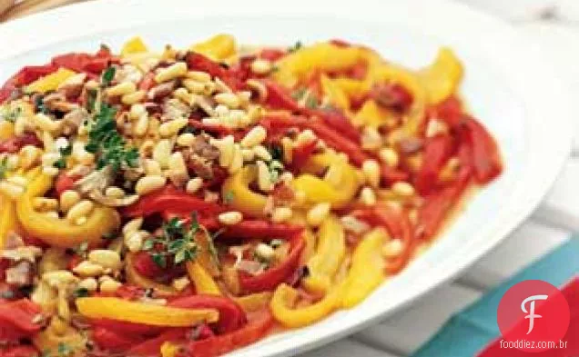Salada de pimenta vermelha assada com molho de Bacon e pinhões