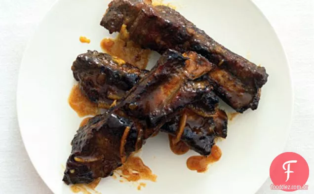 Costelas de carne com molho de páprica laranja e defumado