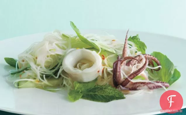 Macarrão de arroz do Sudeste Asiático com Calamari e ervas