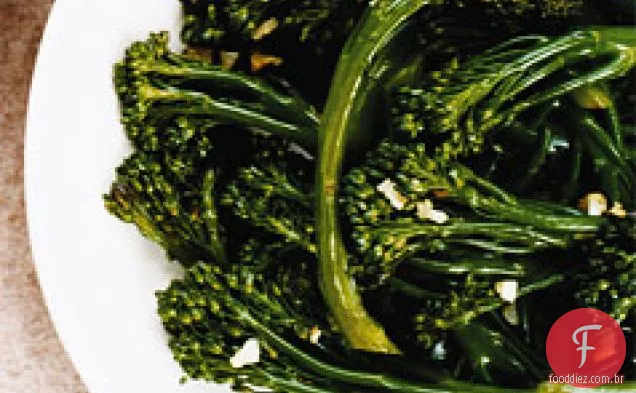 Salteado Broccolini com alho