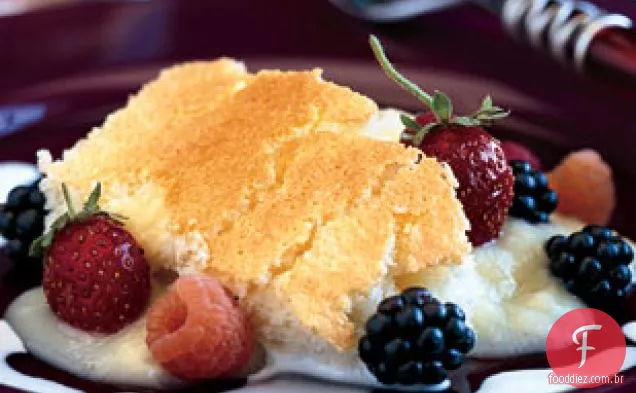 Bolo de Pudim de leitelho de Limão Meyer com frutas frescas