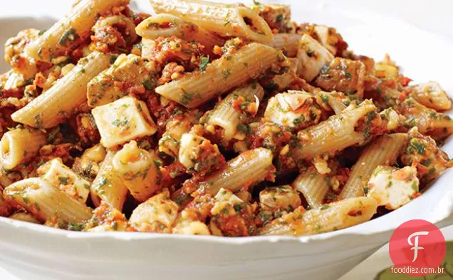 Penne com Pesto de tomate e mussarela defumada