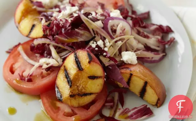 Tomate, Radicchio e salada de pêssego grelhado com óleo de manjericão