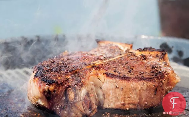 Porterhouse grelhado em ardósia, legumes de Verão e Pão de fermento