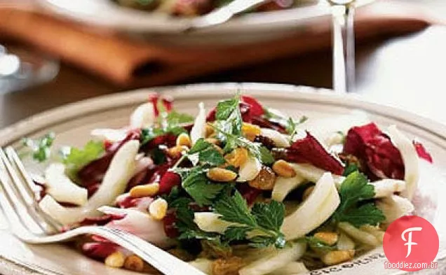 Salada de erva-doce, salsa e Radicchio com pinhões e passas
