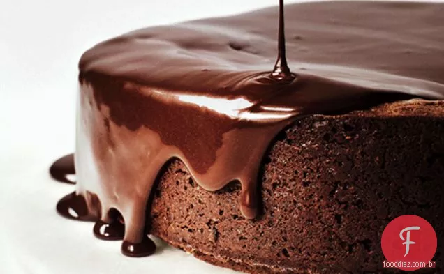Bolo de Chocolate mais escuro com esmalte de Vinho Tinto