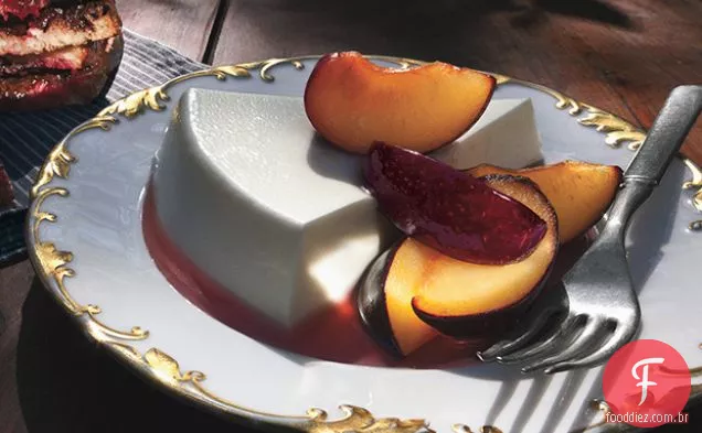 Iogurte Panna Cotta com ameixas frescas