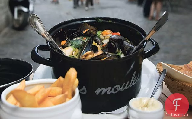 Mexilhões cozidos no vapor em cerveja com Crème Fraîche, ervas e croutons de parmesão