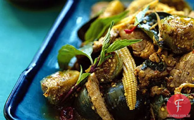 Curry da selva com carne de porco e berinjela tailandesa