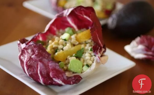 Salada de cevada em tigelas de Radicchio com vinagrete de champanhe e laranja