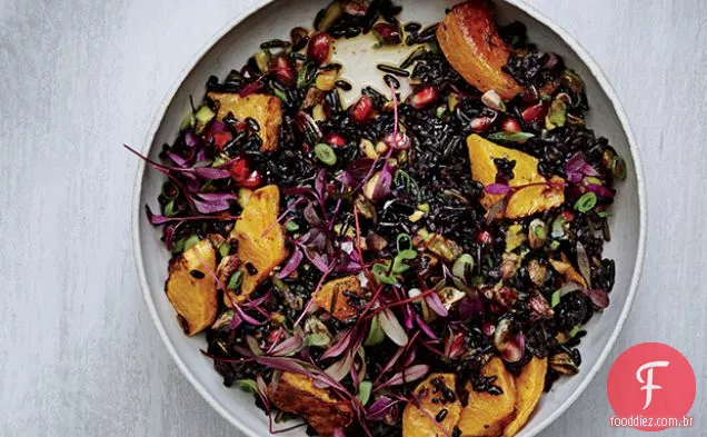 Salada de arroz preto e selvagem com abóbora assada