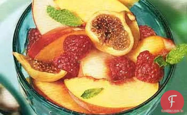 Fruta fresca de verão em xarope de gengibre-vinho