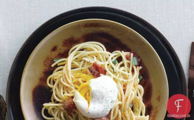 Massa apimentada Carbonara com ovo escalfado