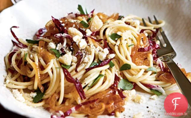 Espaguete com cebola caramelizada e Radicchio