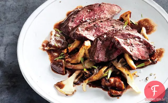 Bife cabide com cogumelos e molho de Vinho Tinto