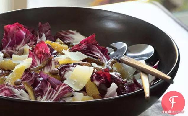 Salada Radicchio com frutas cítricas, tâmaras, amêndoas e queijo parmesão
