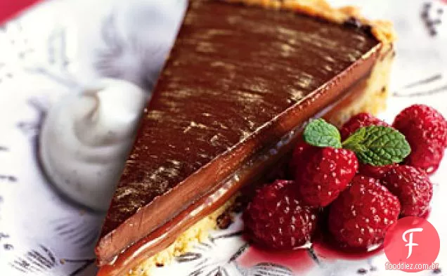 Torta de chocolate e caramelo com framboesas bêbadas e creme de baunilha Fraîche