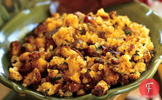 Recheio de pão de milho com presunto, castanhas e sálvia