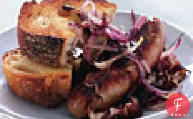 Salsichas com cebolas vermelhas caramelizadas e Radicchio