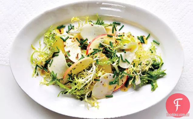 Salada de couve-rábano e maçã com cominho