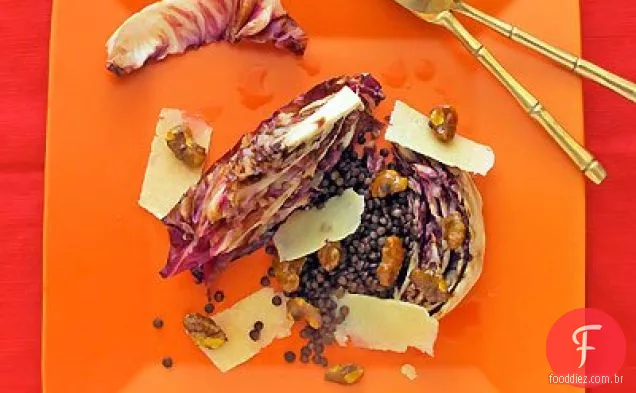 Salada De Cunha De Radicchio Grelhada Com Lentilhas, Mel E Nozes Temperadas