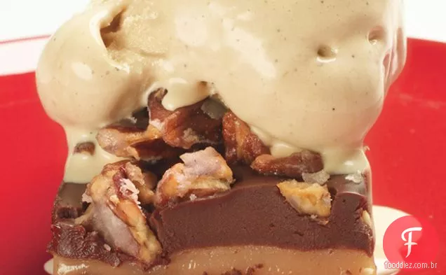 Brownies em camadas com Caramelo De Chocolate Branco e Gelato de ponta de cacau