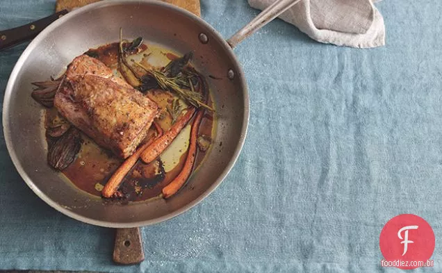 Carne de porco assada com sálvia, alecrim e alho