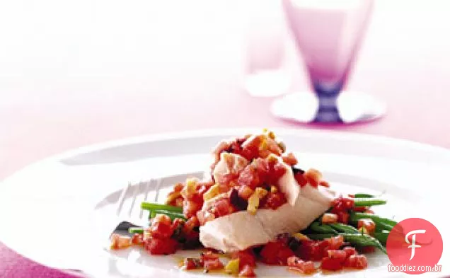 Frango escalfado com tomate, azeitonas e feijão verde