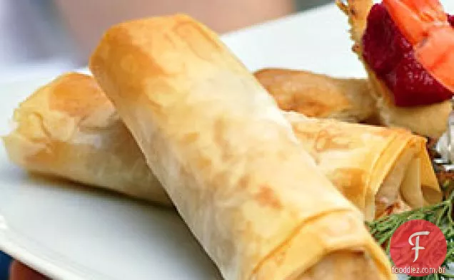 Queijo, erva e tomate seco ao sol Phyllo Rolls
