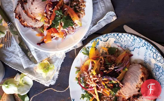 Carne de porco com crosta de mostarda com Farro e salada de cenoura