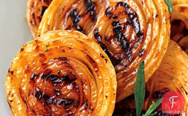 Bifes de cebola para churrasco com molho de mostarda e mel