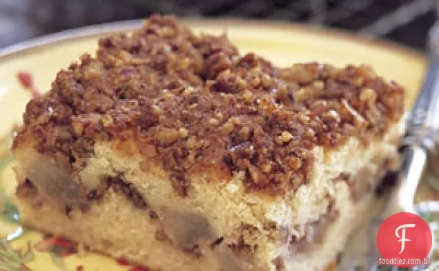Bolo de café com creme de leite com peras e nozes